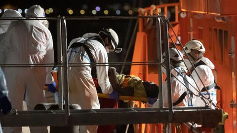 Evacuaci�n de una de las personas que viajaban en una patera hacia Gran Canaria