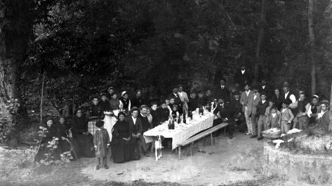 Fotograf�a de una celebraci�n llanisca tomada por Baltasar Cue en el siglo XIX