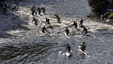Fiesta de la piragua en el Sil.M�s de trescientos participantes y numerosos p�blico disfrutaron del descenso internacional