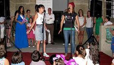 �ngelica y Roberta protagonizaron el preg�n que dio inicio a las fiestas de San Cristovo.