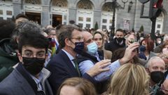 El presidente de la Xunta de Galicia y futuro l�der del PP, Alberto N��ez Feij�o (c), se fotograf�a con simpatizantes al t�rmino del acto de la formaci�n celebrado este jueves en el Teatro Campoamor de Oviedo