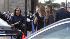 Los reyes Felipe VI (c), y Letizia (i), acompaados de la princesa Leonor y de la infanta Sofa (d), a su llegada al tradicional Concierto de los Premios Princesa de Asturias, un da antes de la ceremonia de entrega de los galardones 2025