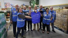 Los voluntarios del Banco de Alimentos con el presidente provincial, Jos Ramn Santamara, y el responsable en Pontevedra, Jos Luis Doval