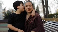 Efron junto a su madre, Mar�a Dolores, en el parque de Santa Margarita de A Coru�a