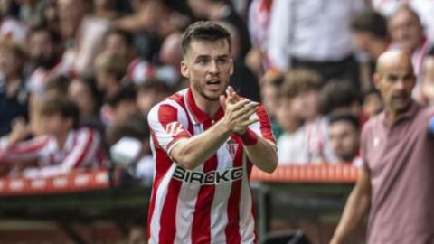 Guille Rosas en una queja arbitral del Sporting