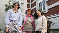 En la imagen, Mar�a Silveira, coordinadora comarcal de Cruz Roja, con las dos t�cnicas de empleo de la oeneg�: Beatriz Cabaleiro y Patricia Riob�