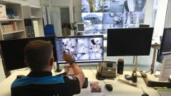 Sala de pantallas de la Polic�a Local, donde se proyectan las im�genes de las c�maras de videovigilancia.