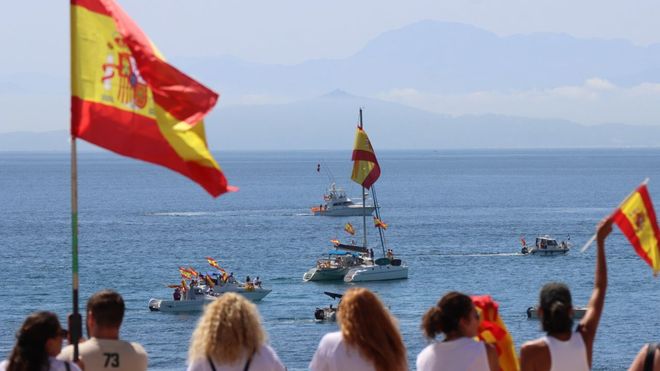 Los 60 barcos andaluces llegados a Ceuta en solidaridad con la ciudad aut�noma tras la entrada masiva de inmigrantes de hace un mes fueron despedidos entre v�tores por centenares de vecinos antes de regresar a sus puertos de partida