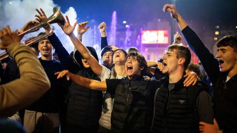 J�venes serbios celebran la salida de Vucic del Gobierno.