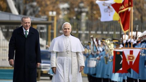 El presidente Recep Tayyip Erdogan y el papa Len XIV pasan revista a las tropas turcas.