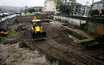 <span lang= es-es >Primeros trabajos en el solar de Arzobispo Malvar</span>. Desde el viernes se est�n ejecutando los desbroces previos al proyecto de intervenci�n arqueol�gica en el solar, que fue autorizado por Patrimonio en septiembre. Alianza y Barros y Pompas F�nebres pretenden construir un tanatorio. 