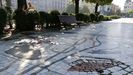 Una obra de arte en ruina: piezas sueltas, socavones y baldosas rotas