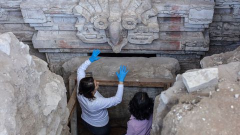 Dos arque�logas trabajando en el acceso a la tumba