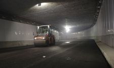 M�quinas trabajando el pasado martes en el asfaltado del firme del t�nel de la Marina. 