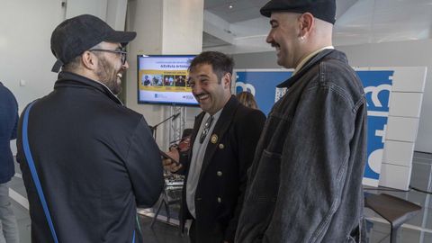 Cibrn (cantante de Boyanka Kostova) falando con Matas e Samuel (baixista e guitarrista deThe Rapants) no acto.