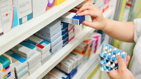 Imagen de archivo de una estanter�a con medicamentos.