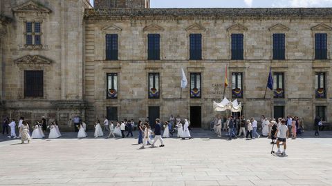Celebracin del Corpus en Ourense. Alfombras florales en el claustro barrroco de Celanova y procesin por la plaza Mayor.