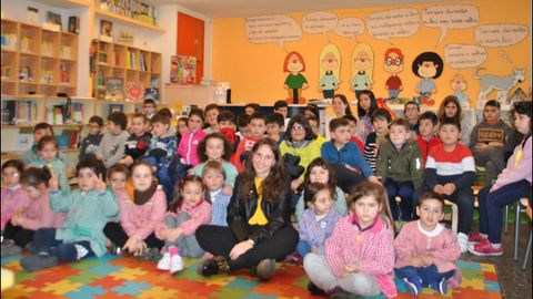 La cooperante Leticia Send�n habl� a los ni�os del CEIP Vilarmide-Eduardo Noya (Mux�a) de sus experiencias en Marruecos y Senegal