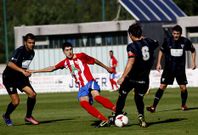 El ribeirense Anxo (en el centro) en un partido del Cerceda la temporada pasada.