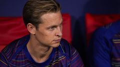 Frenkie de Jong, en el banquillo, durante un partido con el Barcelona la pasada temporada.