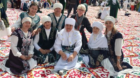 Con un grupo de mujeres kazajas con sus atuendos tradicionales, como el shapan o abrigo, en los Juegos Mundiales Nmadas en Astan