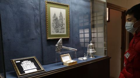 En el Seminario Menor se guardan tesoros como el martillo de plata con el que se derribó una de las puertas santas en un año Xacobeo