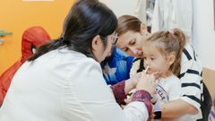 La vacuna intranasal consiste en poner un par de gotas en la nariz del nio.
