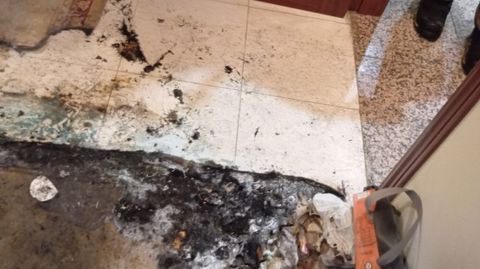 El fuego se inici en la entrada de la vivienda y afect solo a unos materiales que haba all almacenados