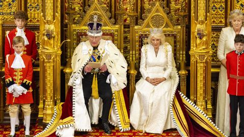 Los reyes Carlos III y Camila, durante el solemne acto en la C�mara de los Lores.