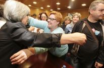 Saltos, abrazos y hasta l�grimas hubo ayer en el Concello de Cambados tras la elecci�n de alcaldesa. 