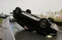 Vuelca un coche en la carretera del Oncol�gico
