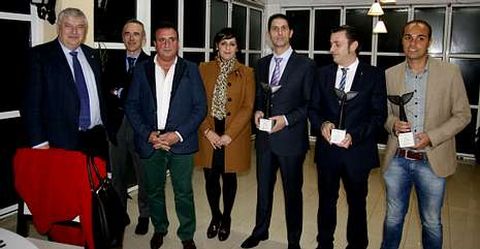 Csar Agra; Marcelo Castro-Rial, Enrique Domnguez y Zaira Rodrguez con los premiados Francisco Javier Gonzlez, Ramn Blanco Garca y Miguel Fernndez Sar, en la gala celebrada en el Playa de Estorde.