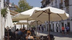 Imagen de la terraza de una cafetera, en Santiago.