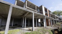 El esqueleto que en su d�a ten�a que albergar la sede de la Asociaci�n Cultural R�o Anll�ns de Ponteceso. Las obras arrancaron en el 2008 y conllevar�an un coste aproximado de un mill�n de euros.
