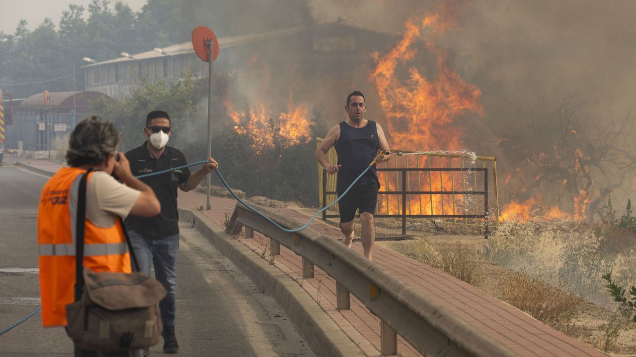 Unos 200 efectivos trabajan en la extinción de un incendio forestal en Murcia