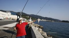 Un chaval y su abuelo, disfrutando de la pesca recreativa en una zona de Celeiro (Viveiro) donde ahora est oficialmente permitida (foto de archivo)