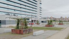 Con las p�rgolas instaladas en la explanada frente al nuevo edificio de hospitalizaci�n del CHUO se busca crear zonas de sombra y bajar la temperatura en el aparcamiento situado debajo.