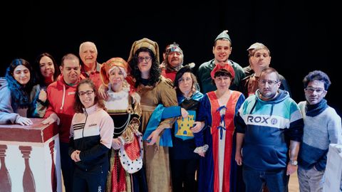 Grupo de teatro de Aspadisi, en O Carballi&ntilde;o