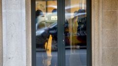 Inspectores y polic�as, dentro de la que antes eran las oficinas de Vidal Armadores en Ribeira.