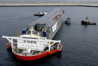 Vista a�rea de la operaci�n de carga del �Canberra�.