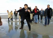 Rajoy, saltando un charco en la playa de Cai�n