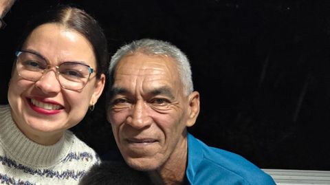 Yoneris Aular, con su padre, Jos� Gregorio Aular, que vive en la zona de La Guaira afectada por desplomes de edificios y con el que no ha podido contactar todav�a