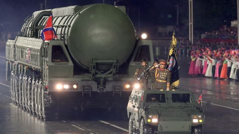 Una fotografa difundida por la agencia oficial de noticias coreana KCNA muestra un nuevo misil balstico intercontinental (ICBM) durante un desfile militar con motivo del 80. aniversario de la fundacin del Partido de los Trabajadores de Corea.