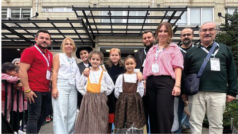 �zlem Kocaaga (tercera por la derecha) y otros compa�eros que viajaron desde un instituto de Turqu�a,�tras una actividad de intercambio cultural en el CEIP Mestre Vide, de Ourense