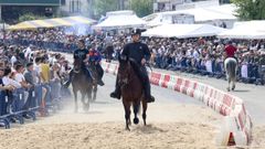 Varios jinetes en el circuito, durante la Feira do Cabalo que llen� Moeche el d�a 23