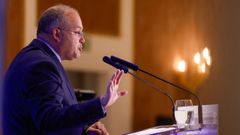 El secretario general del PP, Miguel Tellado, este martes en un desayuno informativo en Madrid junto al presidente de Arag�n, Jorge Azc�n.