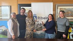 Ana Barreiro (en el centro) present� la actividad junto a miembros de la asociaci�n Francisco Lorenzo y de las agrupaciones participantes