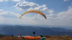Despegue de un parapente en la pista inaugurada el a�o pasado en el Alto do Coto, en el municipio de Ribas de Sil
