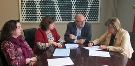 Mercedes Rodr�guez Lema firm� el acuerdo con el alcalde, Manuel Antelo, en el Concello.