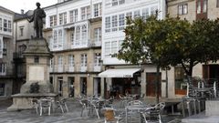 Una terraza hostelera en la Praza Maior de Viveiro, este mi�rcoles, con tan poca clientela como lo habitual en los �ltimos d�as